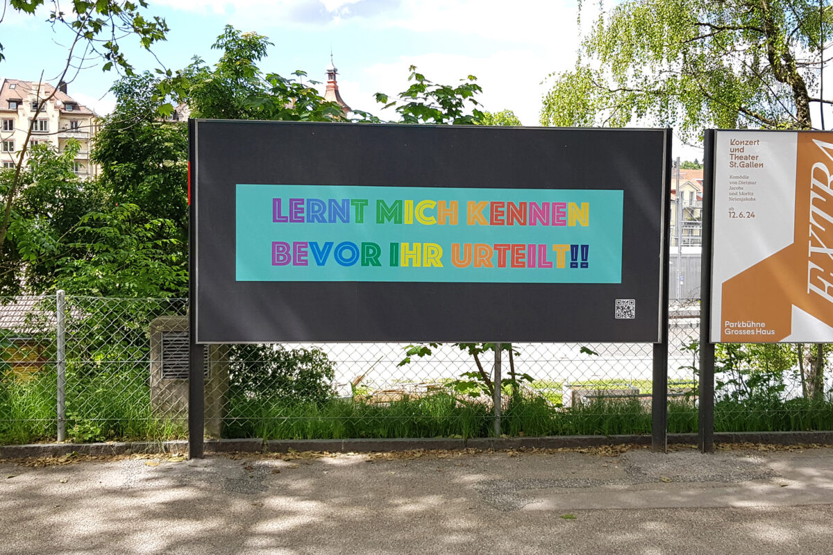 Auf einer der Werbeflächen in der Oberstrasse in St. Gallen ist ein Plakat des Projekts ¡ausrufezeichen! zu sehen. Auf dem Plakat steht: Lernt mich kennen, bevor ihr urteilt!