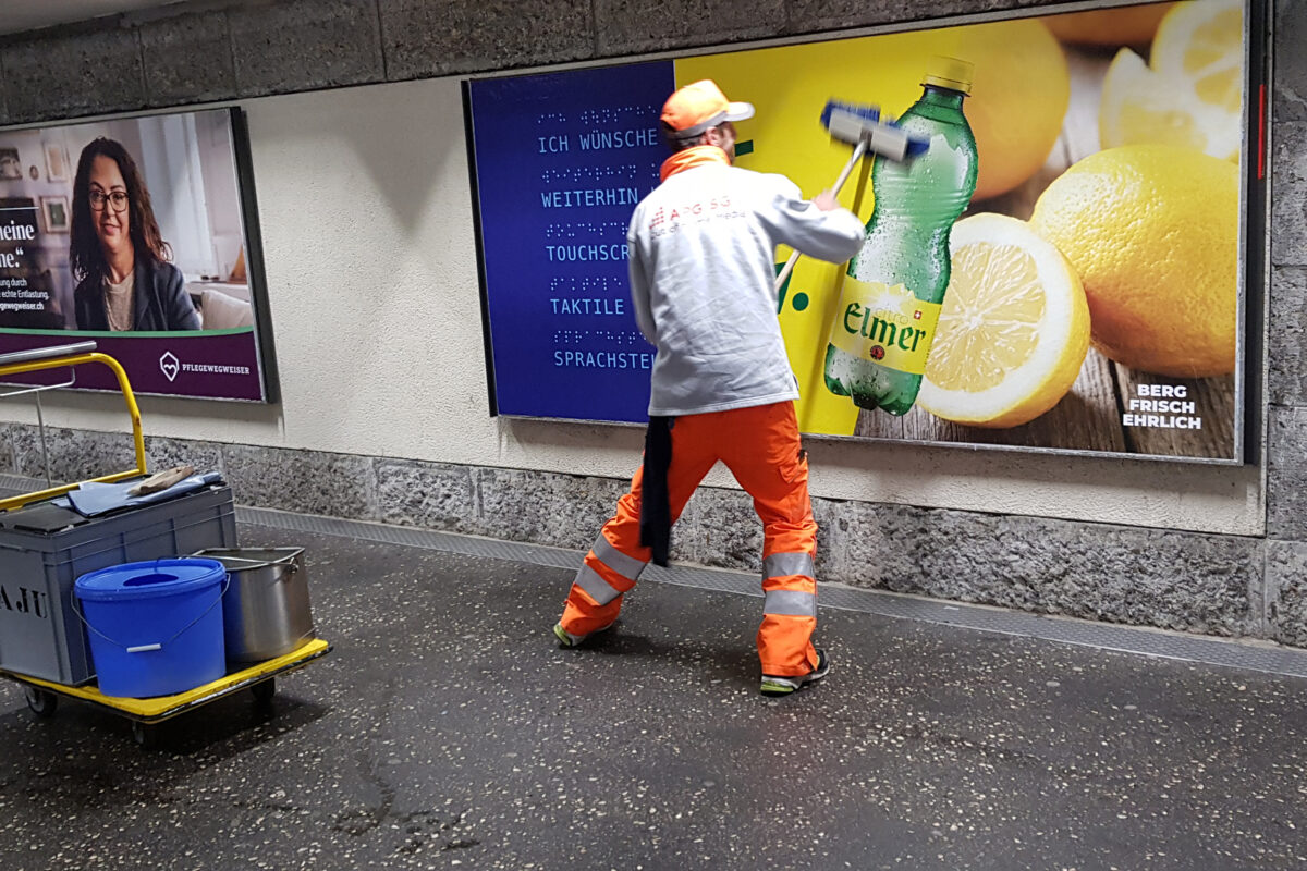 In der Unterführung West am St. Galler Bahnhof wird eines der im Projekt ¡ausrufezeichen! entstandenen Plakate angebracht.